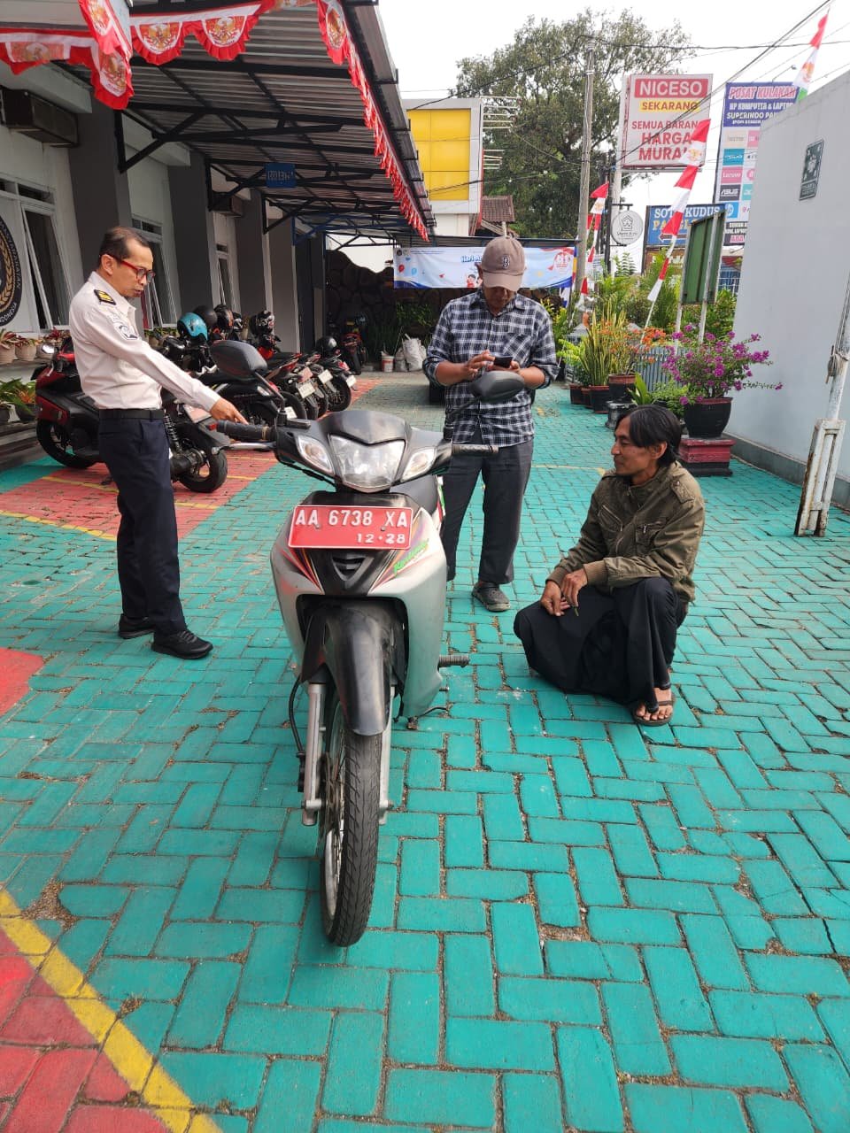 Antusiasme Tinggi! Masyarakat Manfaatkan Sesi Cek Fisik Kendaraan Lelang di Bapas Magelang